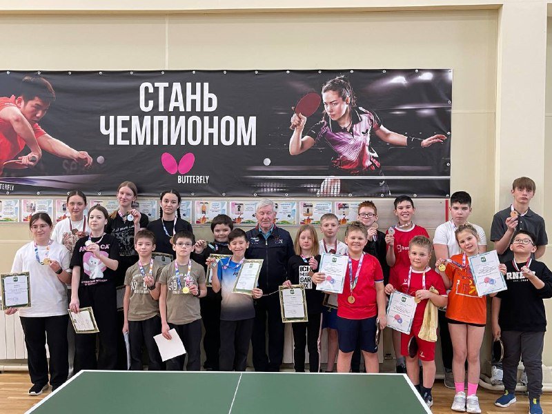 Настольный  теннис среди школьников.